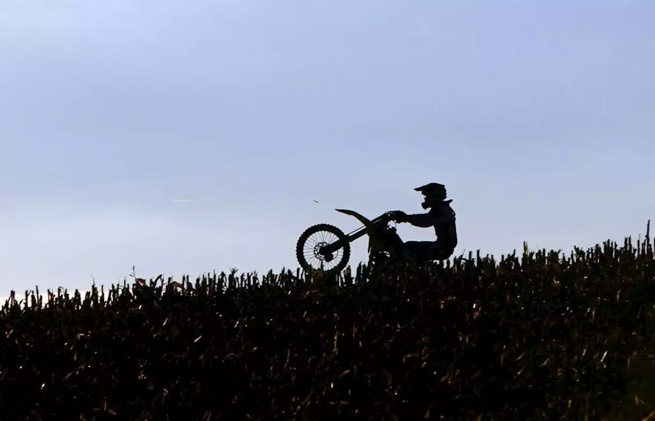 Motocrosser überholt auf Wiese, bleibt in Maschendrahtzaun hängen – und „düst davon“