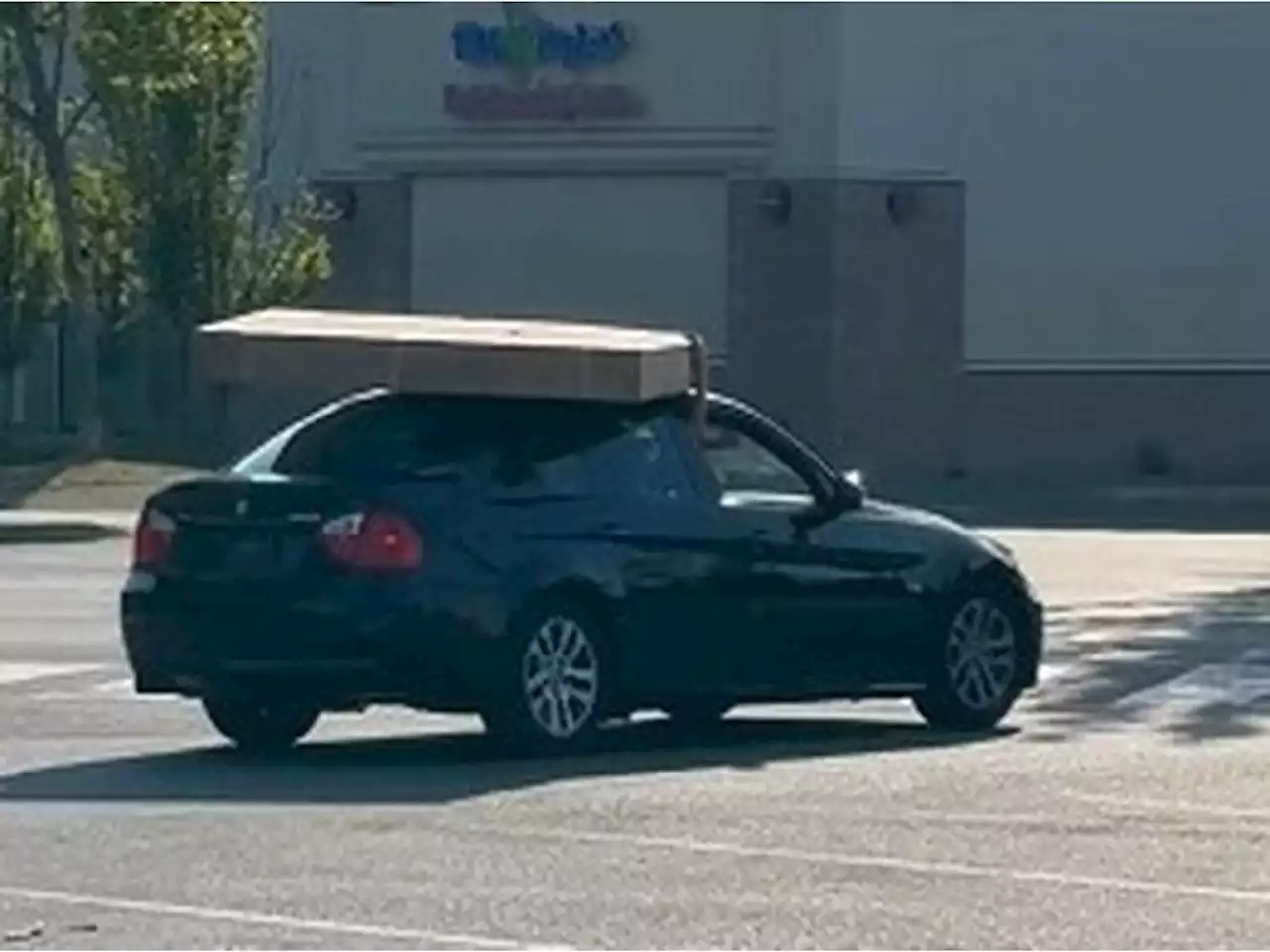 B.C. thieves drive off with stolen TV balanced precariously on car roof