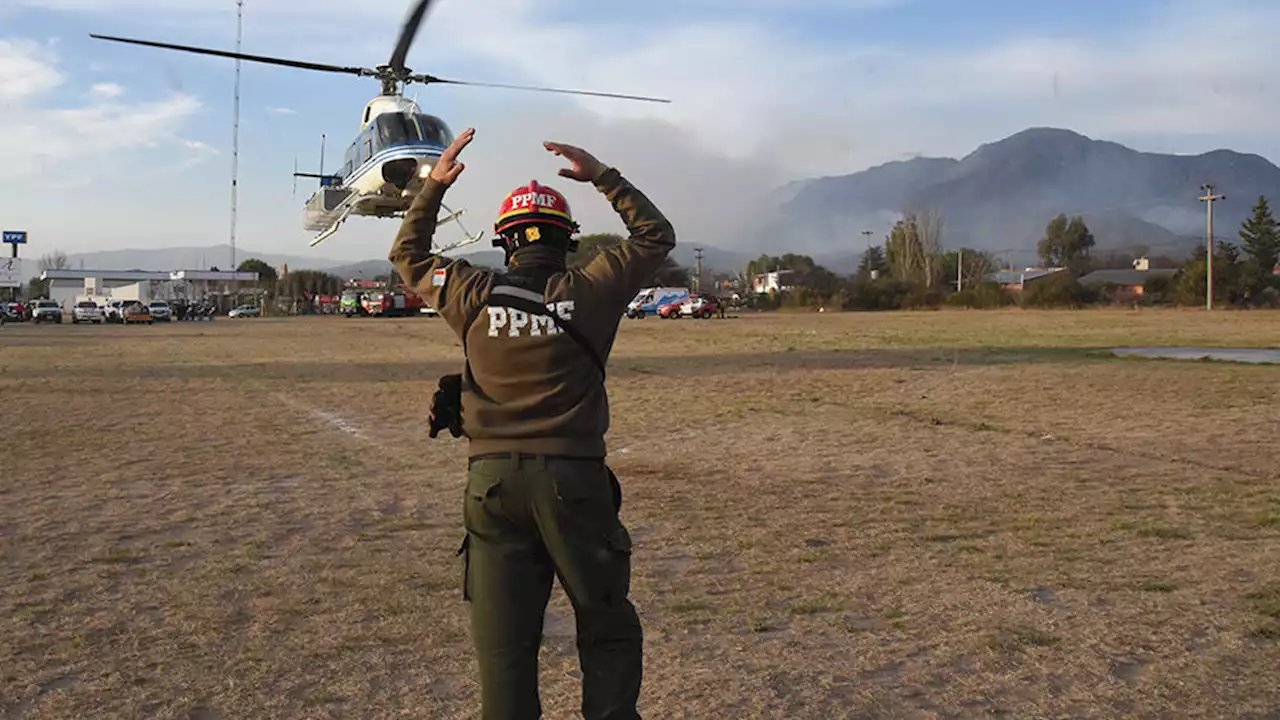 Córdoba: lograron contener el 80% del incendio en el cerro Uritorco | Un helicóptero sobrevuela la zona