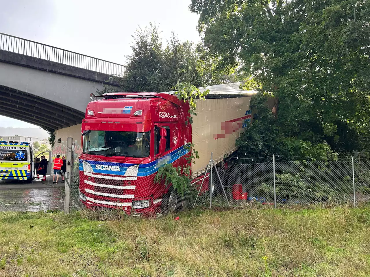 Villmergen AG: Anhängerzug fährt Böschung hinunter