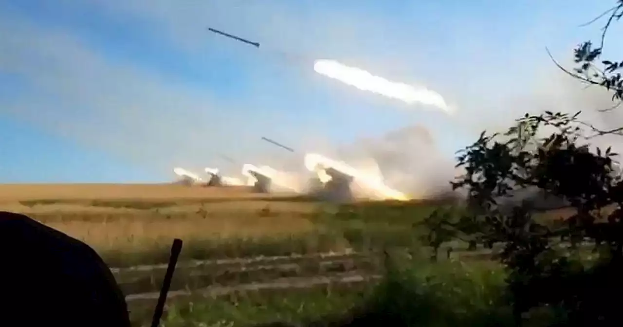 Pioggia di fuoco, lanciarazzi russi Mlrs rovesciano missili sul fronte ucraino