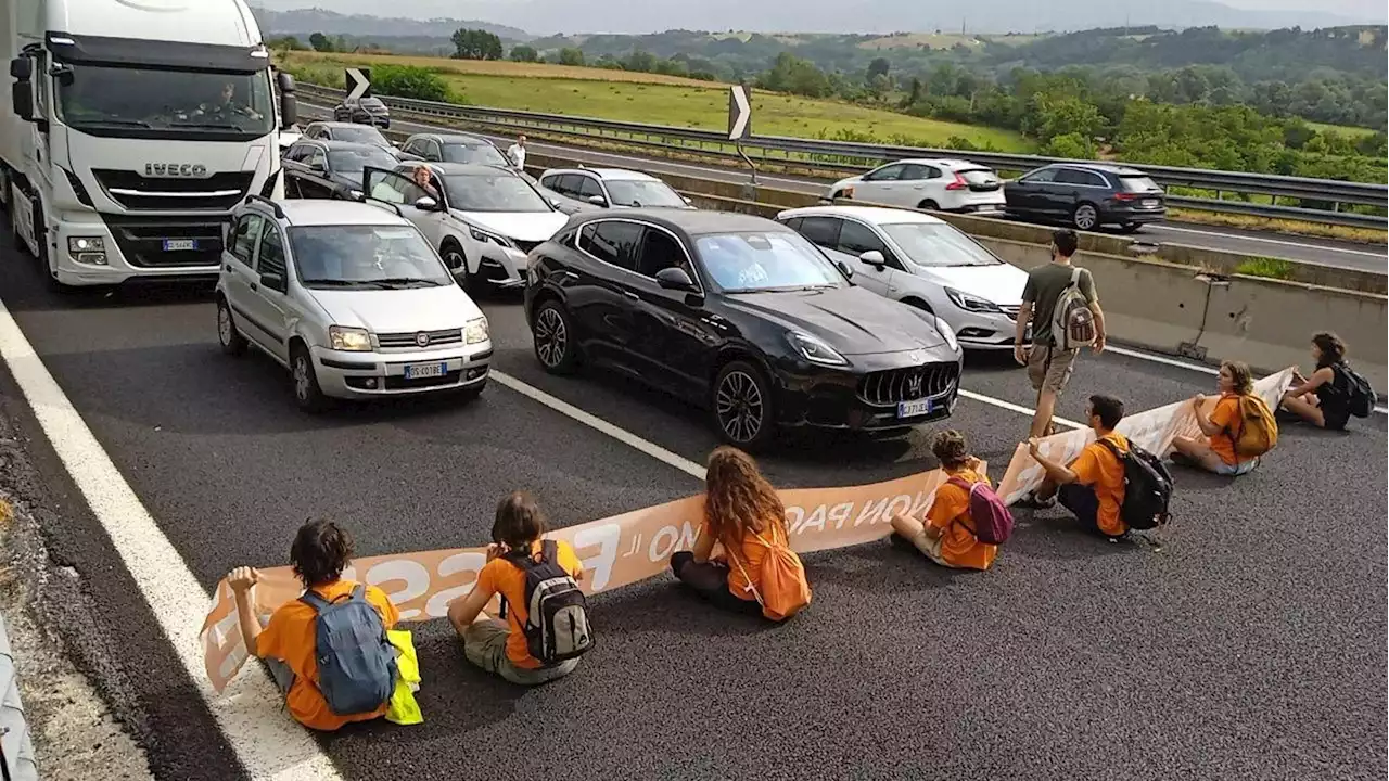 Attivisti di Ultima Generazione bloccano il traffico sull’autostrada A1: “Il Governo ignora la crisi climatica”