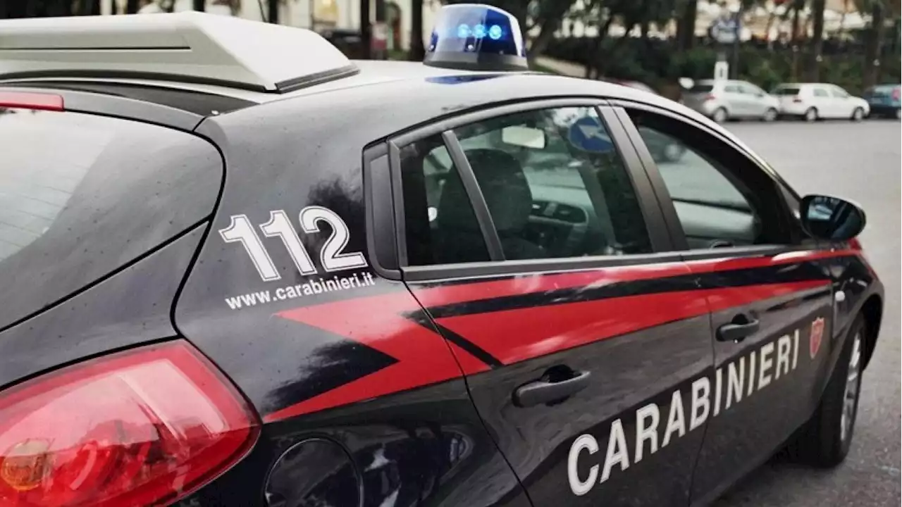 Marche, spara e uccide la compagna del fratello: poi si costituisce