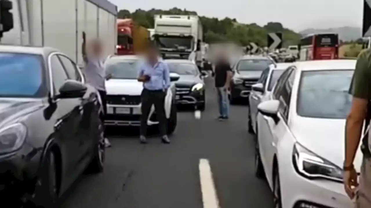 Blitz degli ambientalisti in autostrada: A1 chiusa e traffico bloccato