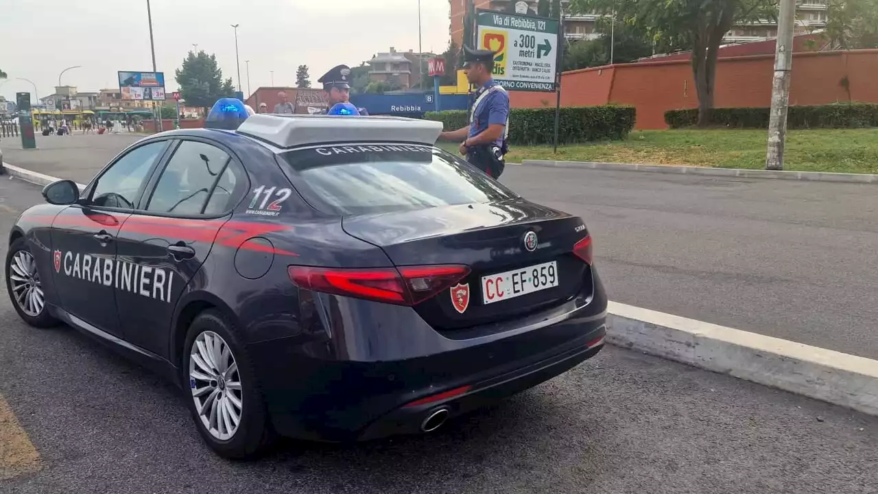 Collassa in strada per il caldo, pensionato rianimato dai carabinieri