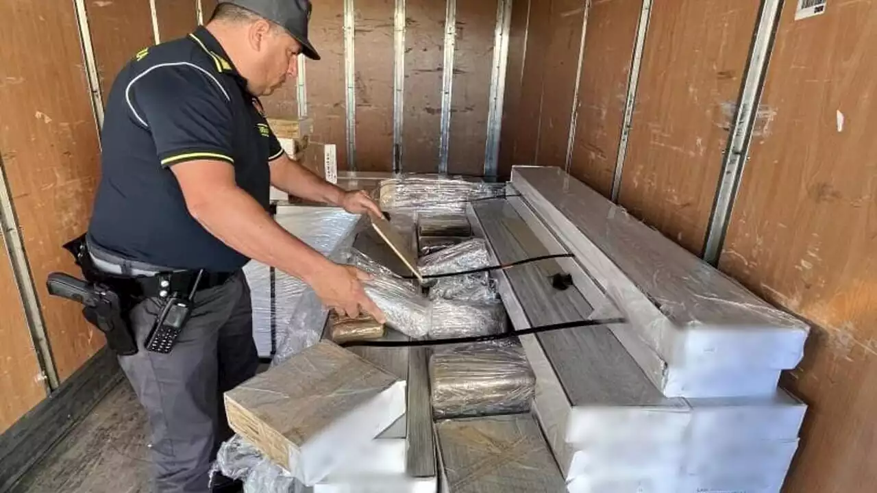 Due quintali di hashish nascosti tra i listoni di parquet: la scoperta in un deposito