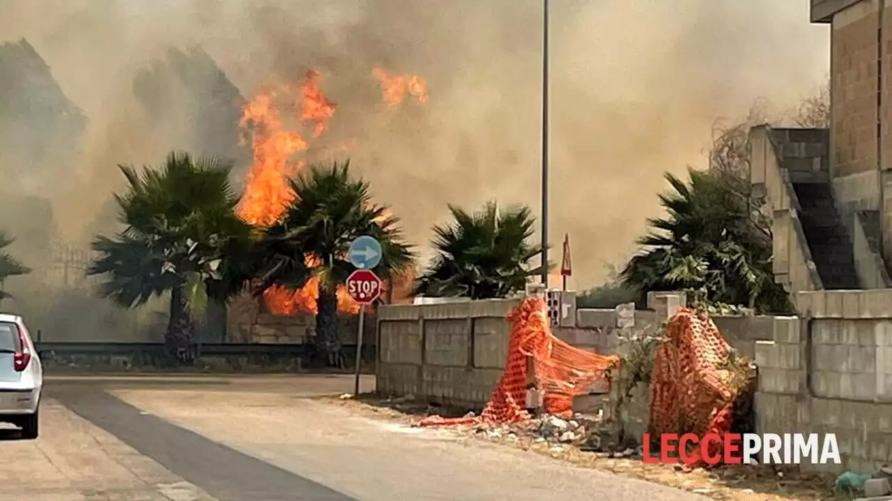 In fiamme anche il Salento: case e auto bruciate, bagnanti in fuga