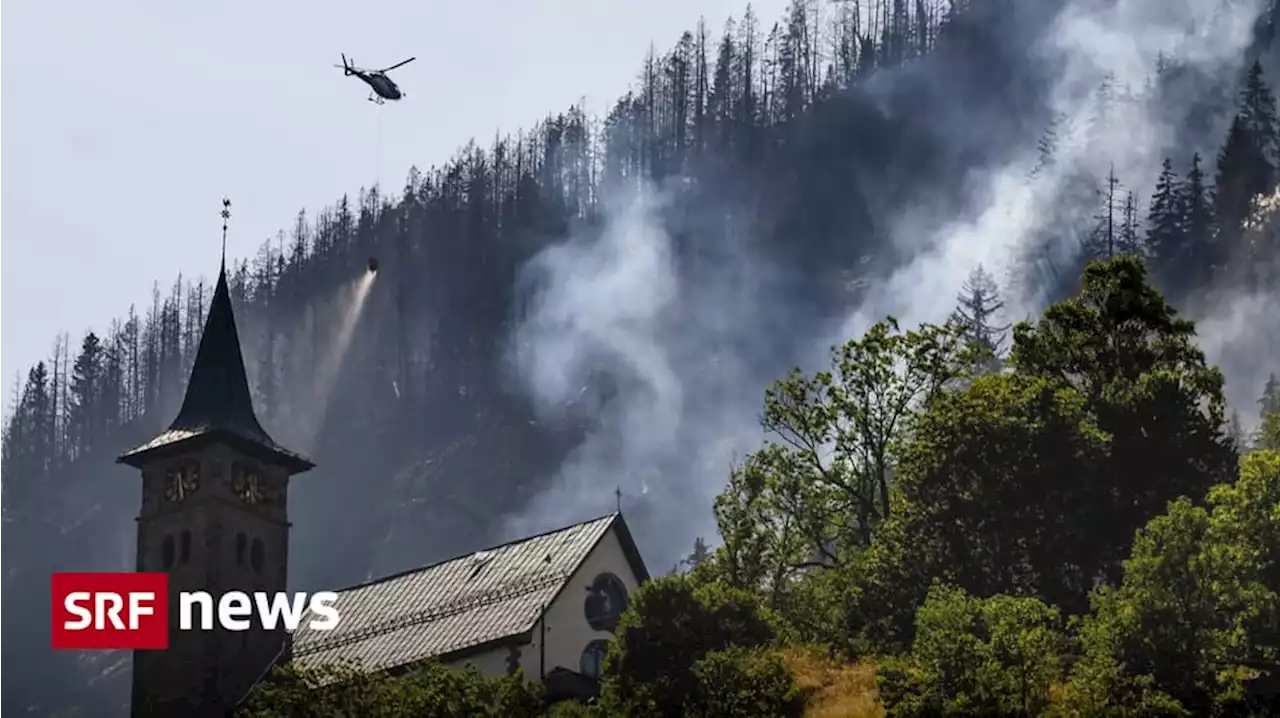 Waldbrand oberhalb Bitsch - Wechselhaftes Wetter behindert Löscheinsätze im Wallis