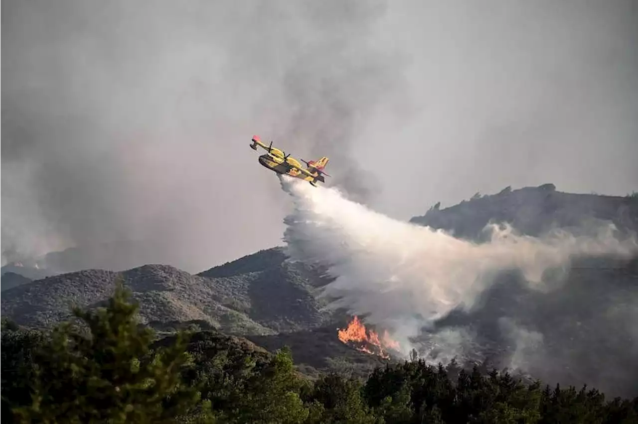 More tourists set to leave Greece as wildfires rage on