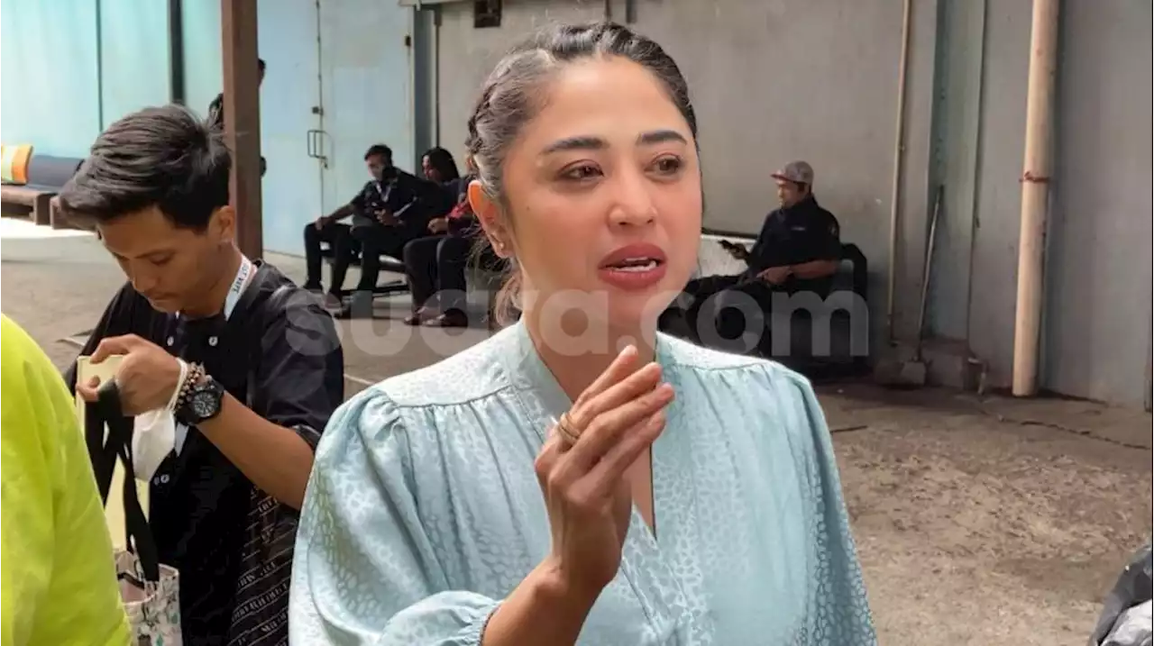 Sindir Saipul Jamil, Dewi Perssik Unggah Video Motivator Bahas Laki-Laki Berjari Lentik - Suara.com