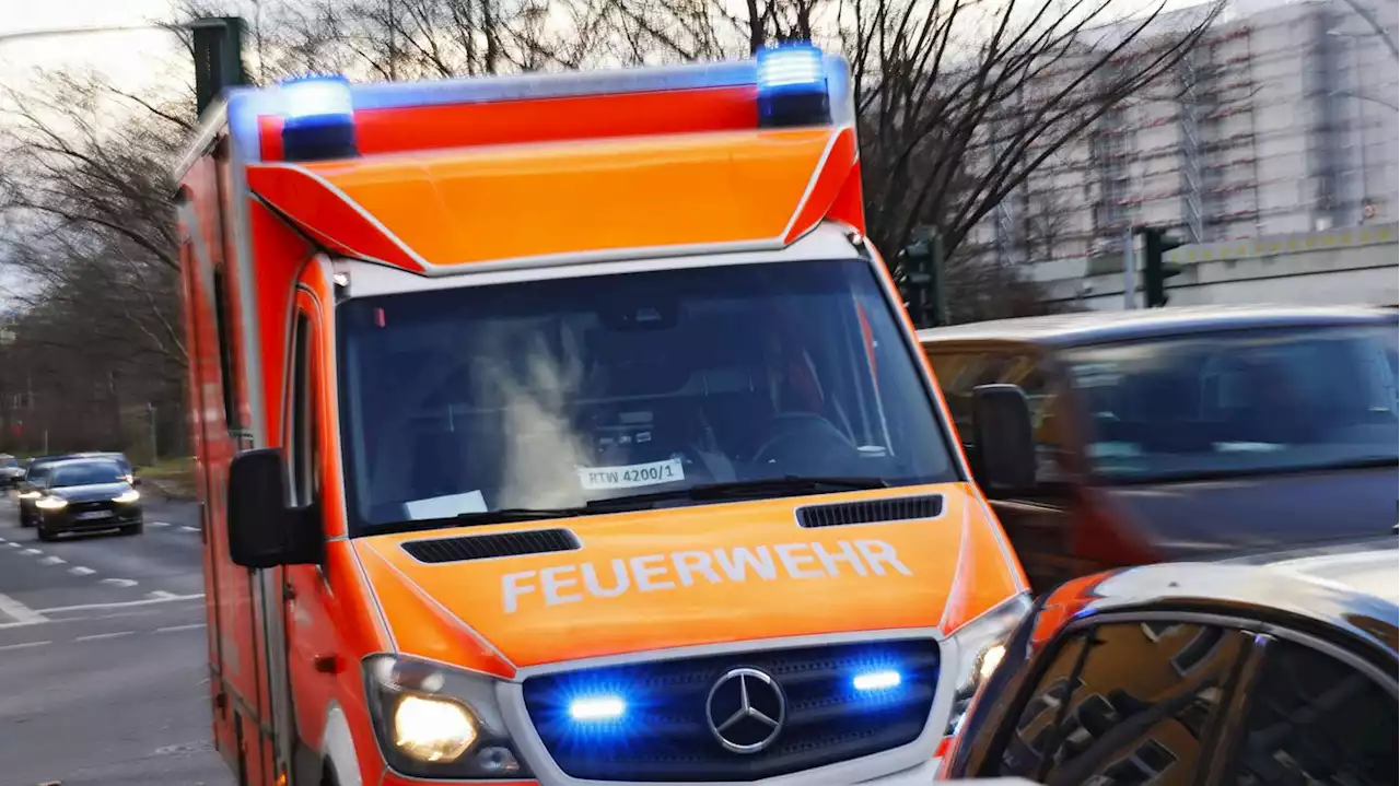 Nach Kollision gegen Auto geschleudert: 14-jährige Fußgängerin in Berlin-Friedrichshain beim Überqueren von Autofahrer erfasst