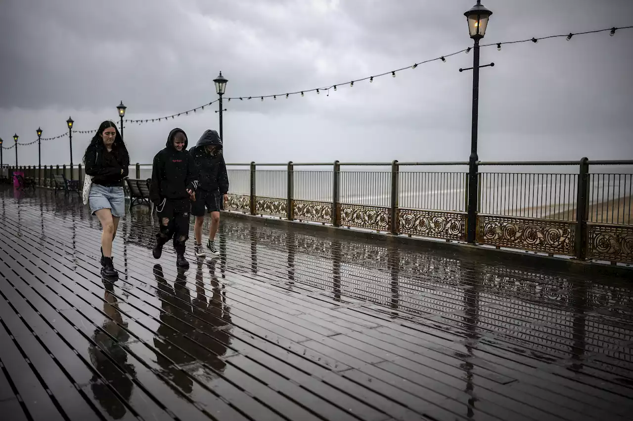 Met Office map shows exact date massive band of rain will sweep across UK