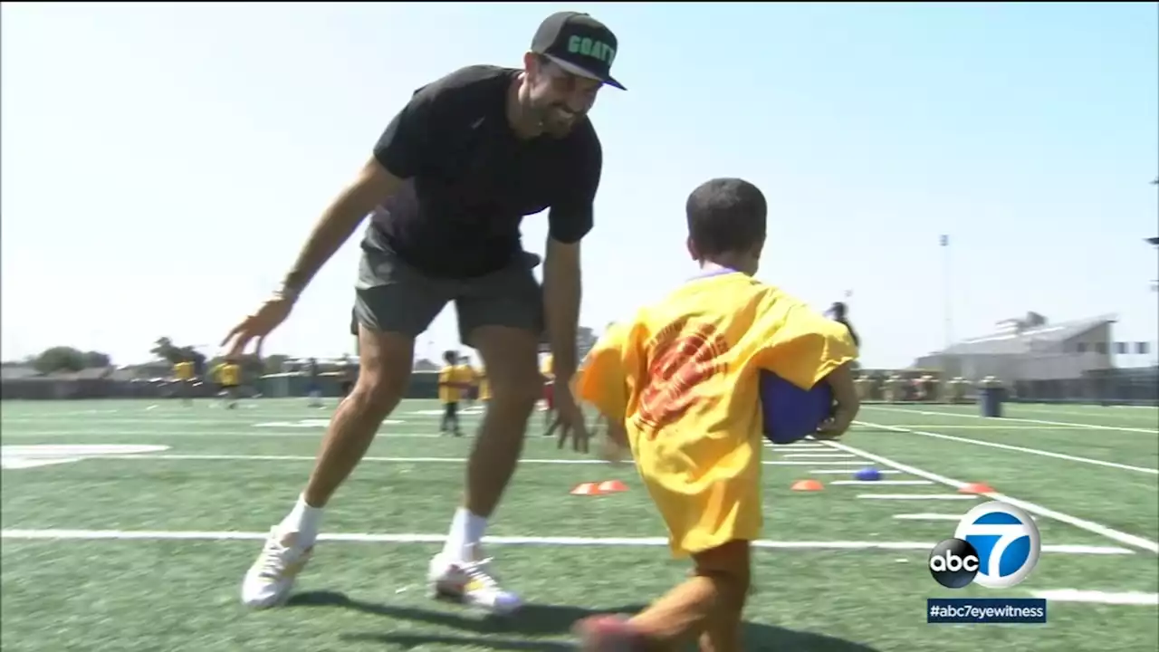 Former USC great Matt Leinart hosts free football clinic for foster kids in Bellflower