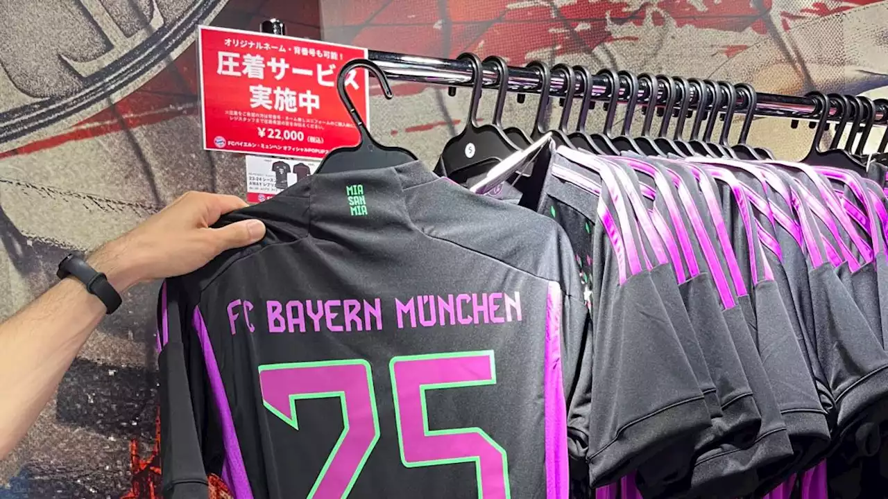 Lila, Schwarz und Giftgrün: In Tokio gibt es das neue Trikot des FC Bayern schon