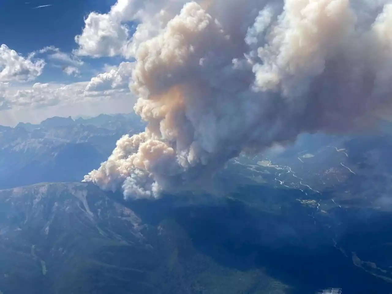 Invermere mayor welcomes Alberta tourists despite two nearby wildfires