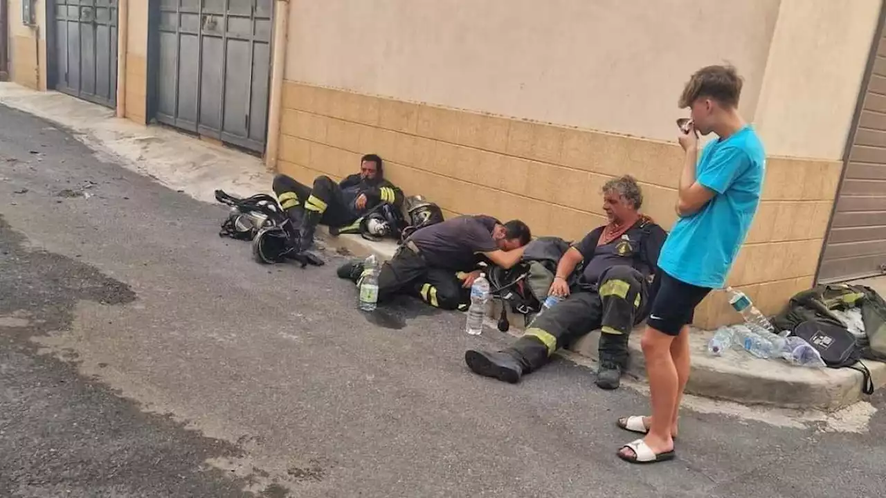 Carlentini, i vigili del fuoco a terra sfiniti dopo due giorni di lotta contro gli incendi