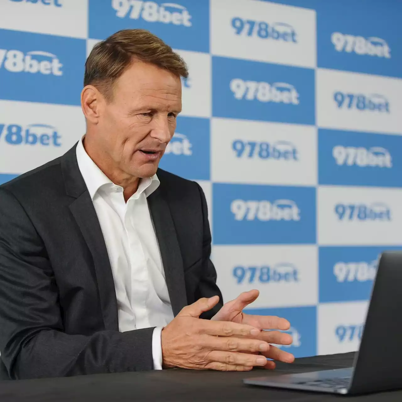 Transfer: ‘He’s a proper number 9’ - Sheringham hands Man United name of striker to sign
