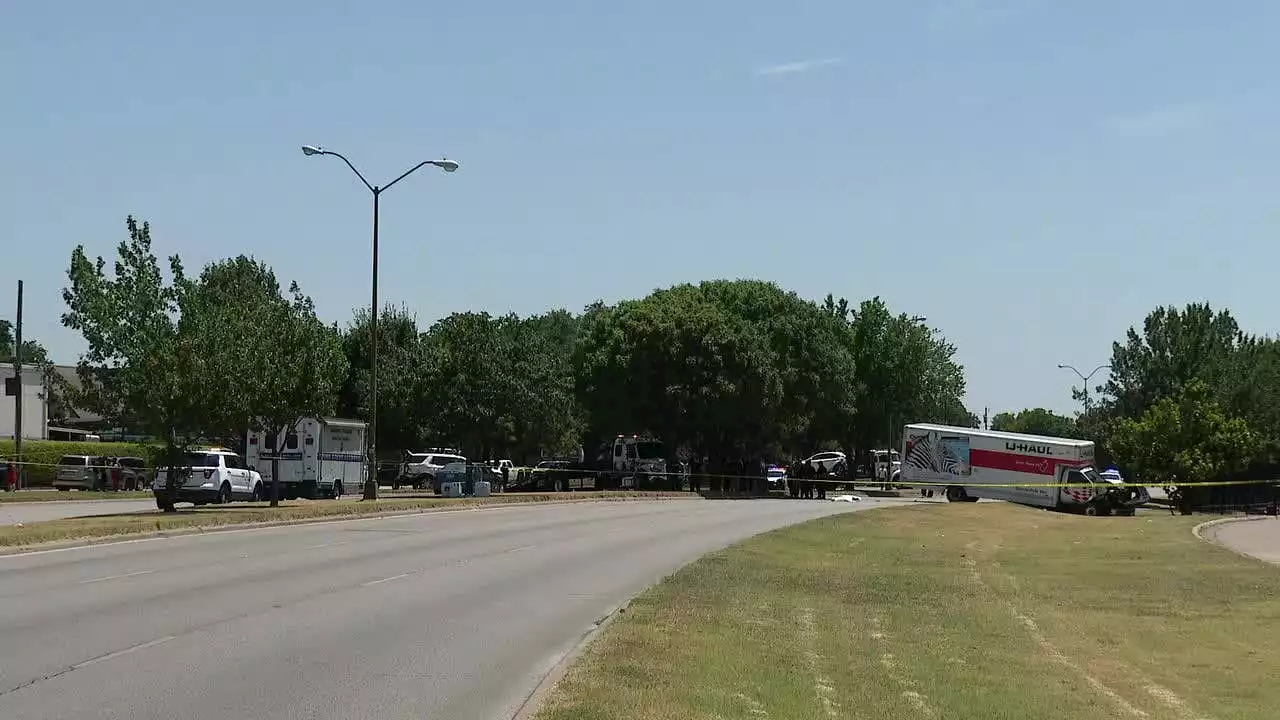 Dallas police officer shoots suspect who rammed stolen U-Haul into police vehicle