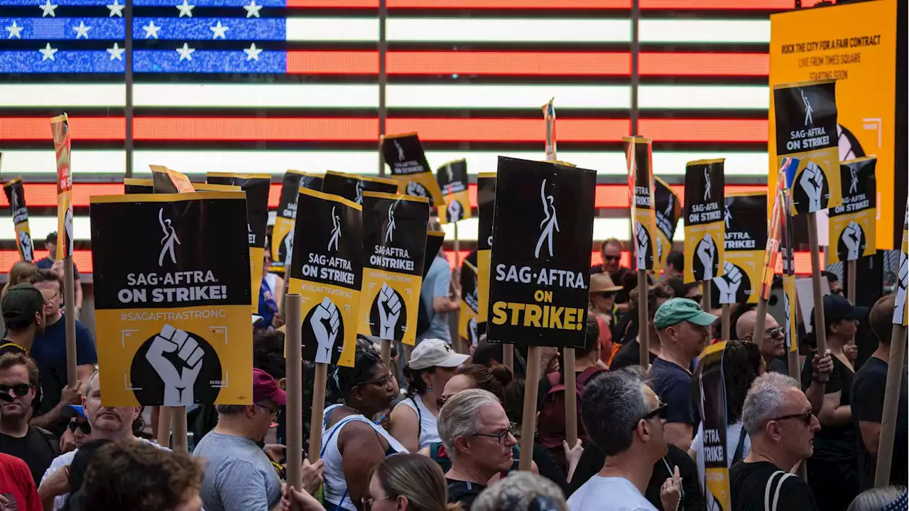 Hollywood : manifestation de stars qui soutiennent la grève des acteurs sur Times Square à New York