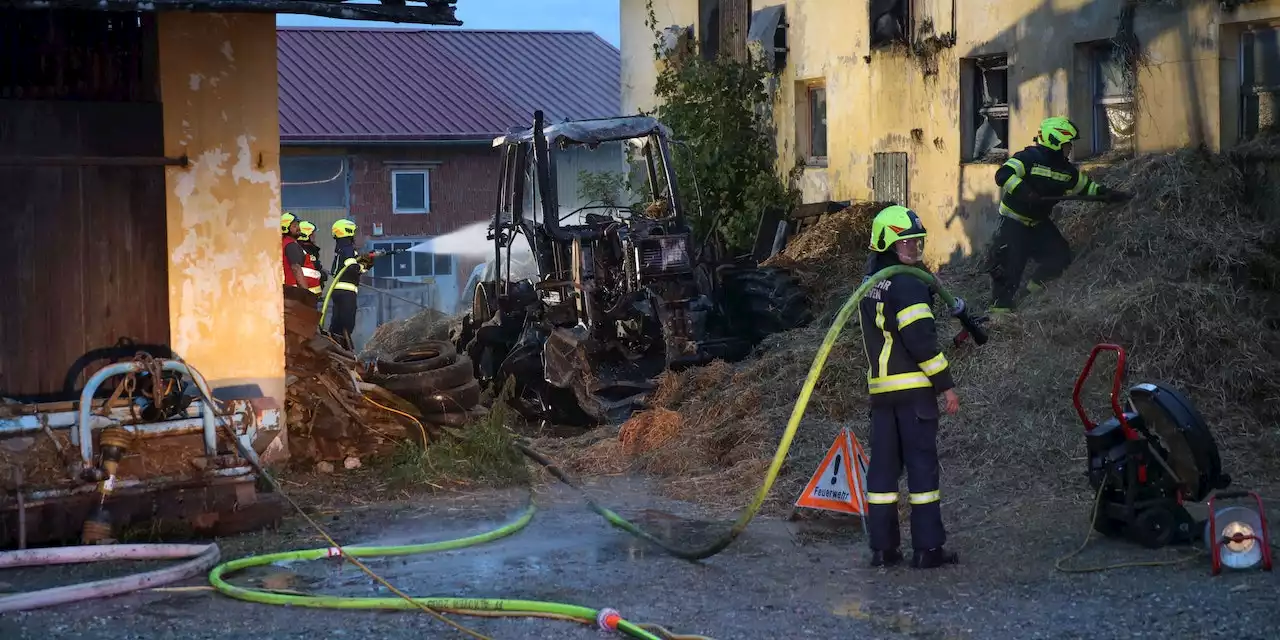 Traktor geht in der Nacht plötzlich in Flammen auf