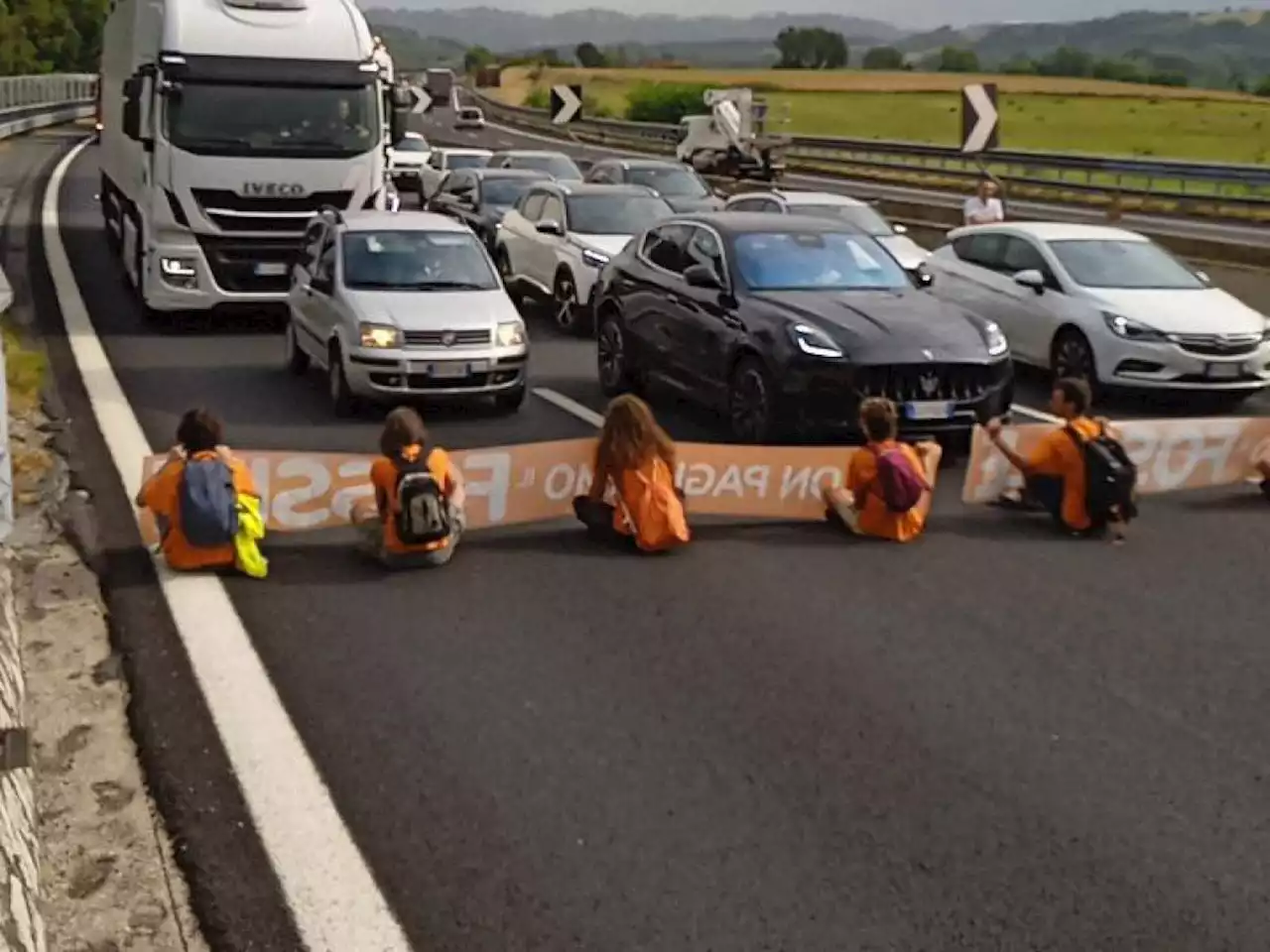 Milano, blocco di Ultima generazione: cosa hanno fatto i gretini