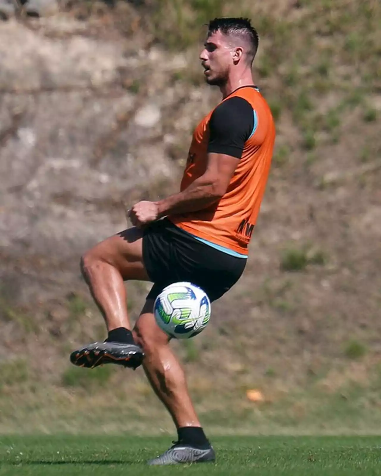 Gabriel Pires treina com o elenco em reapresentação e pode retornar contra o Coritiba