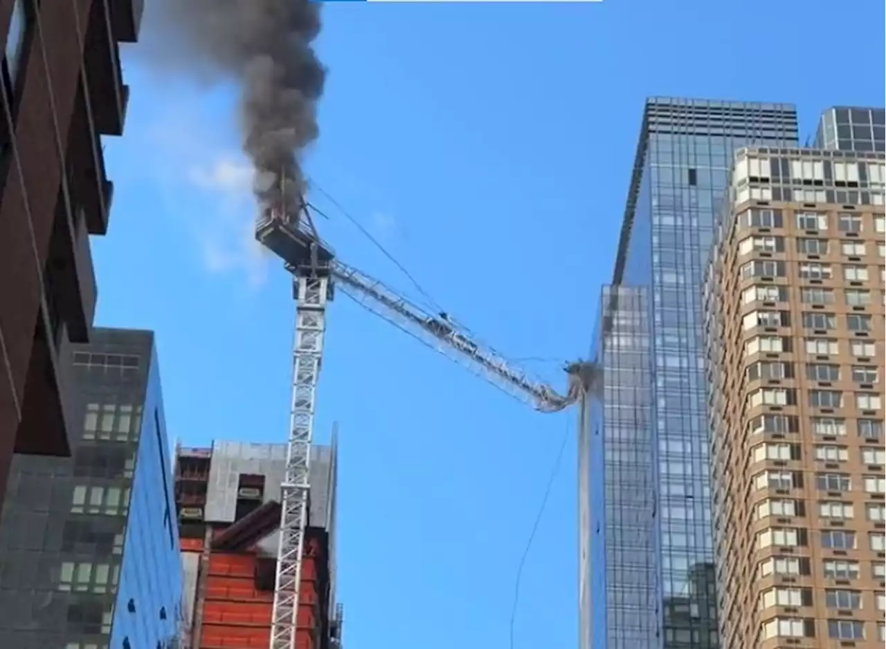 Guindaste pega fogo e desaba sobre prédios em Nova York; vídeo