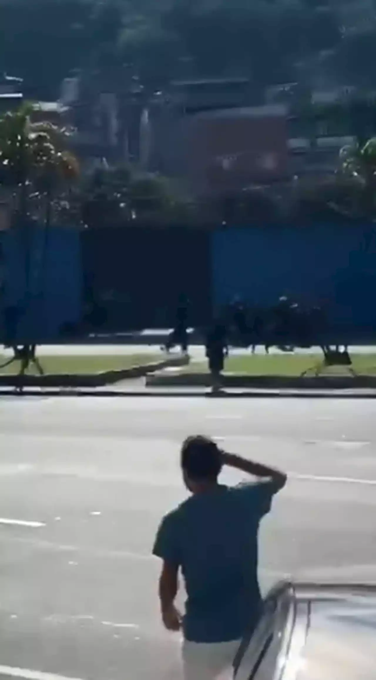 Policiais Militares são apedrejados durante ocorrência na Zona Norte do Rio; veja vídeo