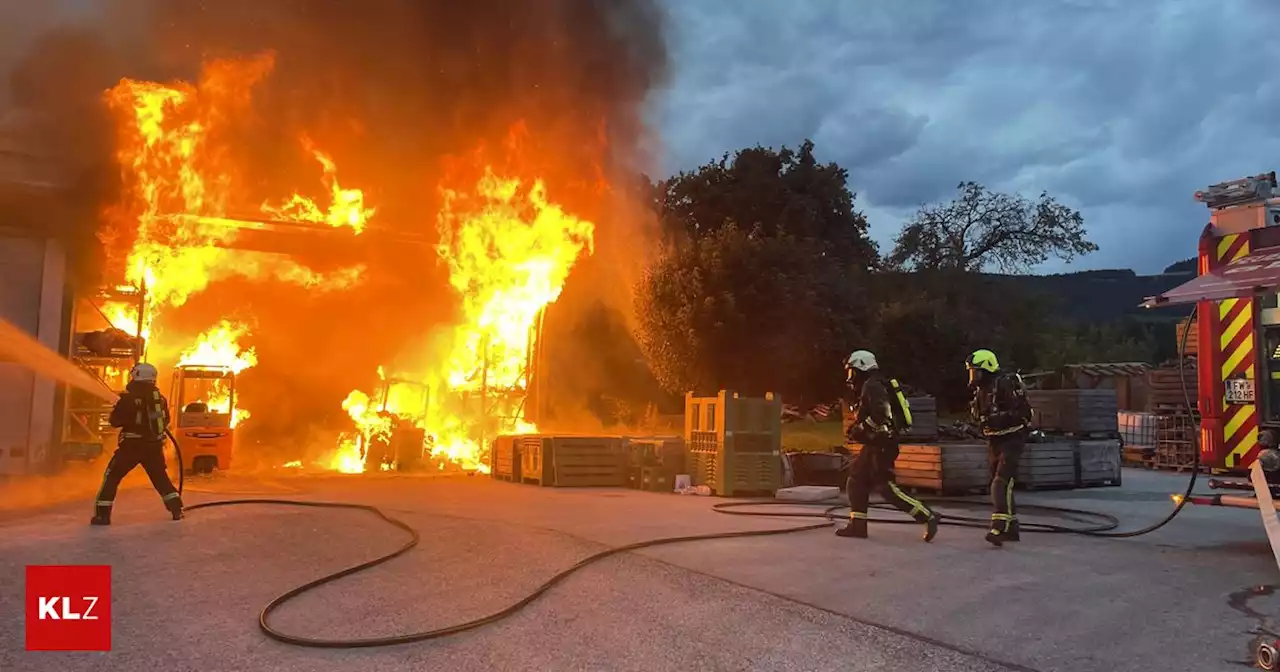 Halle komplett zerstört - Lagerhalle in Pöllau in Brand: Ein Feuerwehrmann verletzt