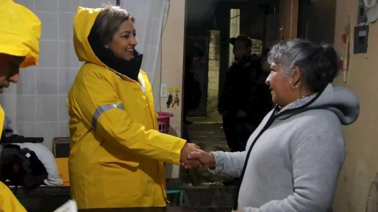 Alfa González entrega apoyos económicos a afectados por inundaciones en Parres El Guarda