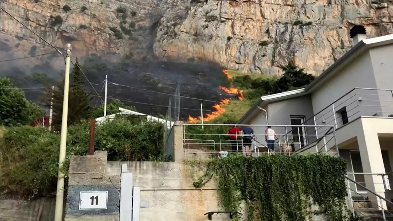 Incendi a Palermo, il fuoco lambisce pericolosamente le case: l'ansia dei residenti