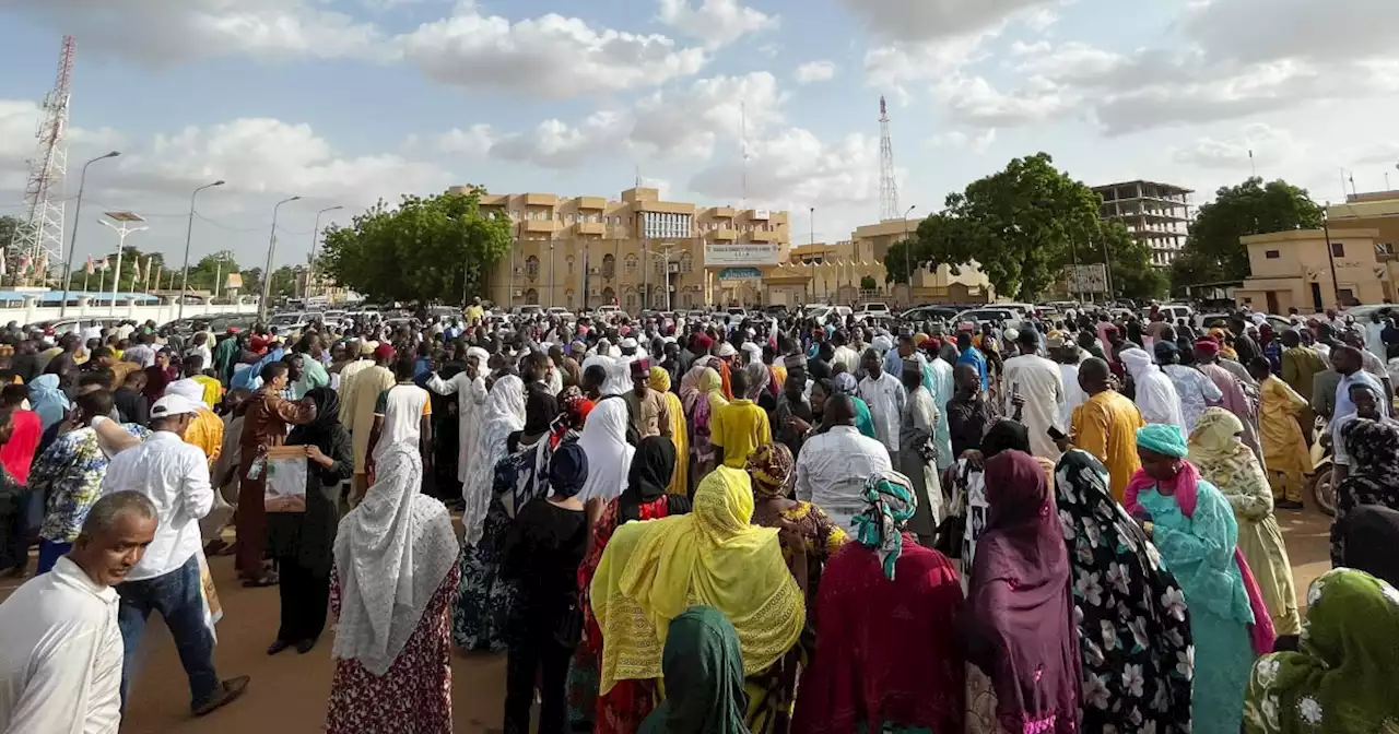 Niger’s presidential guard surrounds leader’s home in what African organizations call a coup attempt