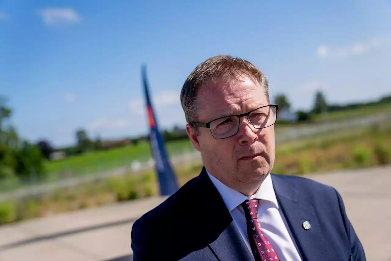 Forsvarsminister Bjørn Arild Gram avviser kontakt med Borten Moe i forkant av aksjekjøpet