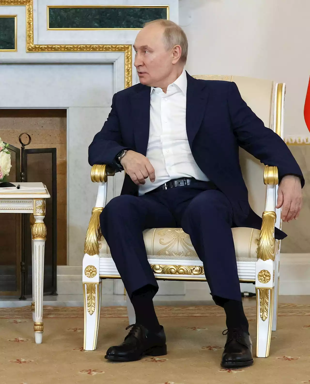 Putin mocked in Russian media over length of his pants