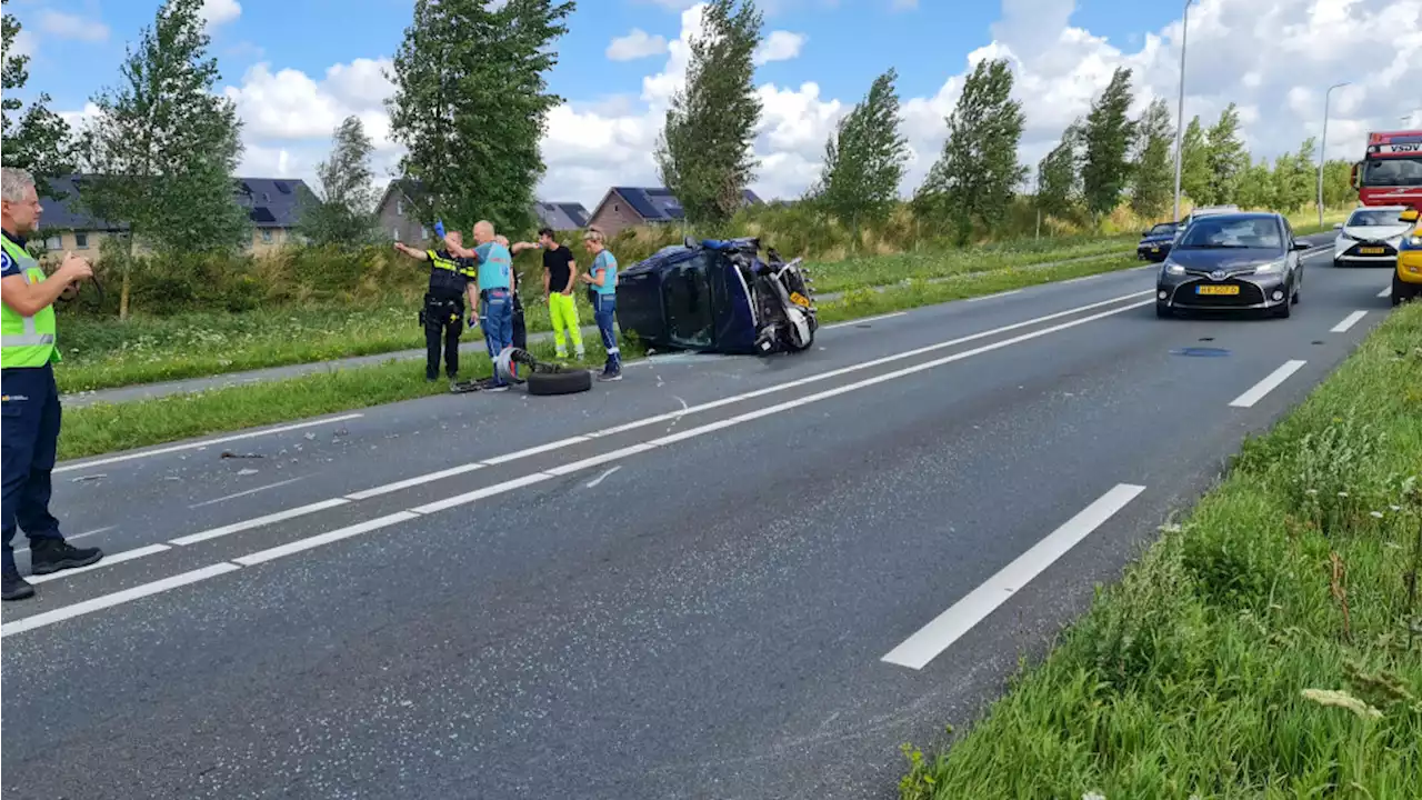 Drie auto's betrokken bij ongeluk op N242, rijbaan dicht