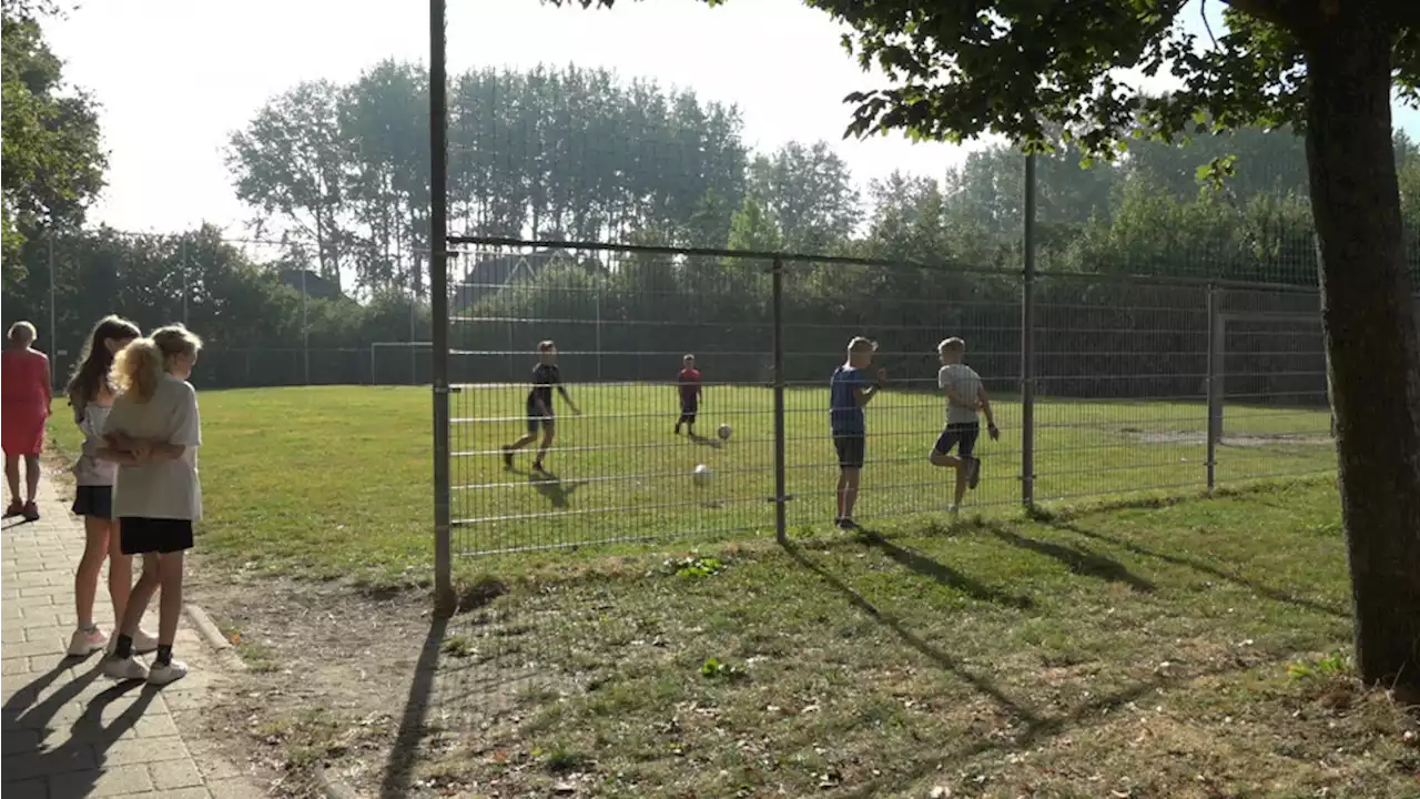 Moet na het pannaveld ook het sportveld weg bij het Padland in Venhuizen?