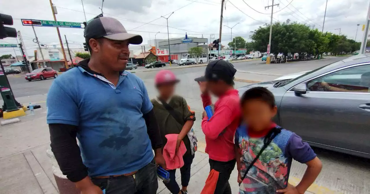 Familia chiapaneca migra buscando oportunidades laborales como parabrisas en Salamanca