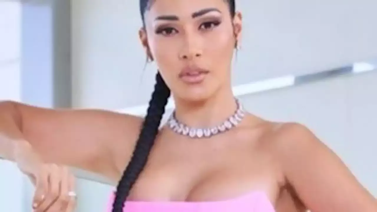 Simaria Surge No Estilo Boneca Ao Posar Com Vestido Rosa Neon Colado