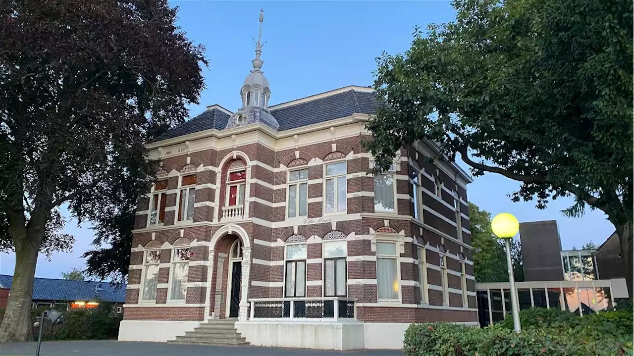 Zo vergaat het onze oude statige gemeentehuizen: het raadhuis van Smilde