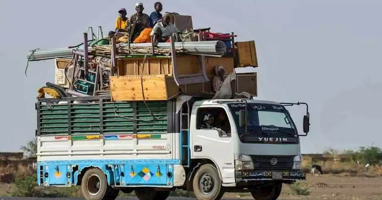 مشيا وبكل وسيلة نقل.. هكذا يفر ملايين السودانيين من الحرب