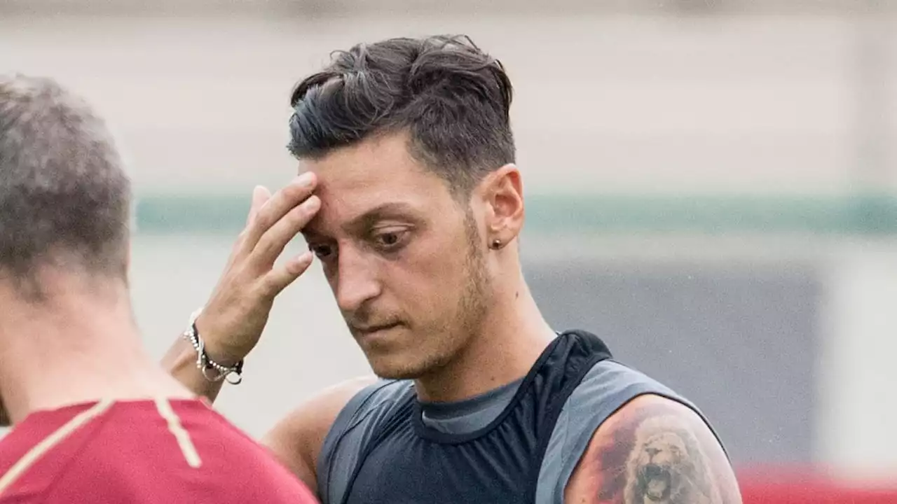 Mesut Özil: Stadt Essen hängt wegen Skandal-Tattoo Özil-Foto ab