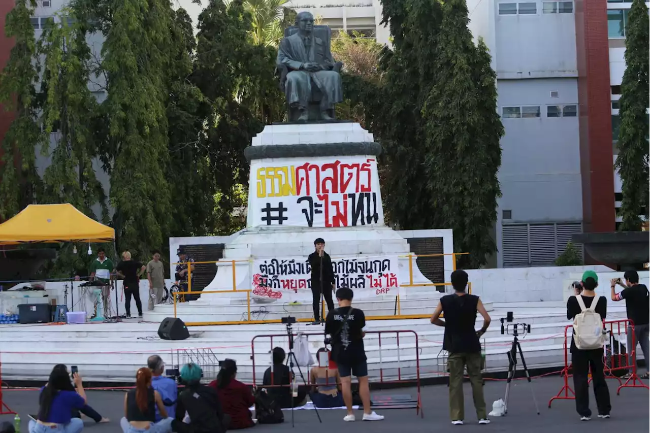 เป็นเอามาก! ด้อมส้มชุมนุมธรรมศาสตร์ ร้องเพลงอวยพรวันเกิดทักษิณ