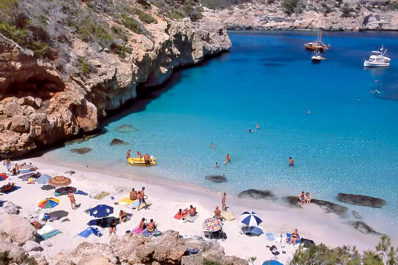 Spain holiday warning as smoking is banned at ANOTHER top beach location