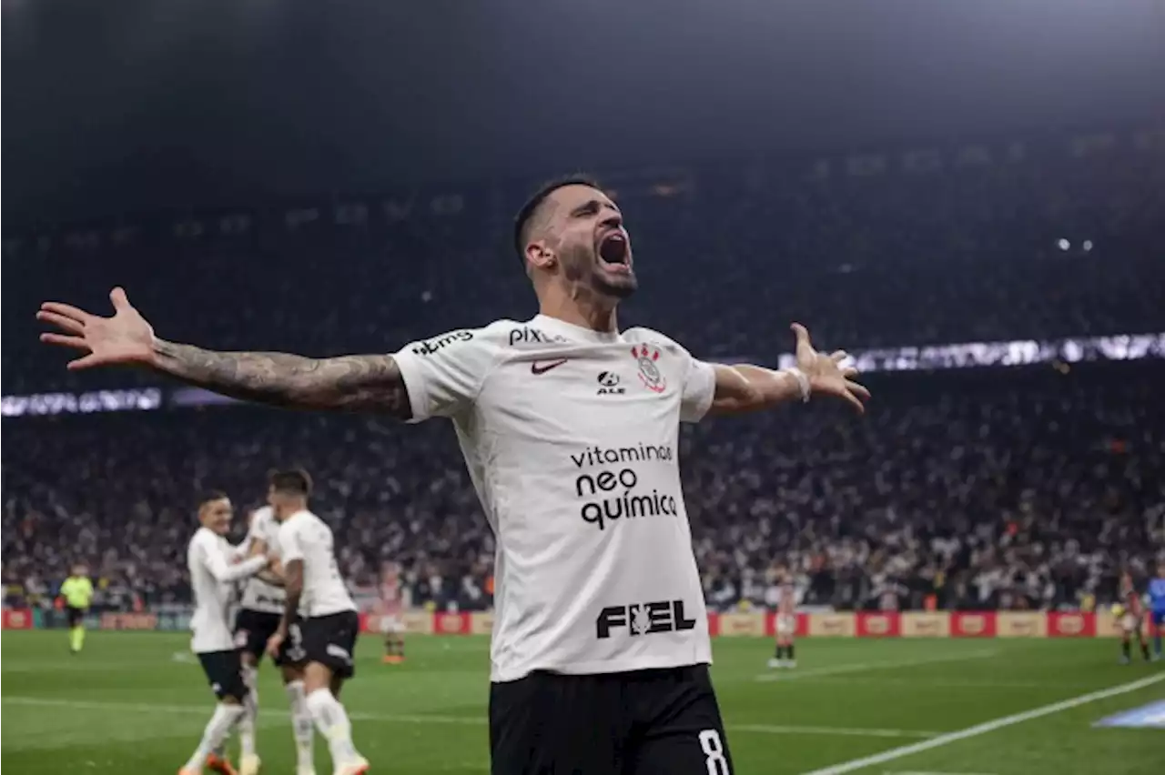 Renato Augusto decide e Corinthians vence Majestoso pela Copa do Brasil