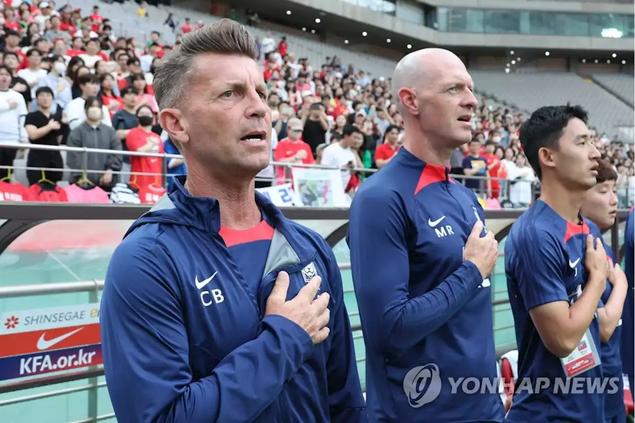 [여자월드컵] 애국가 부르는 이방인 감독도 한국 여자축구 '체력'엔 아쉬움 | 연합뉴스