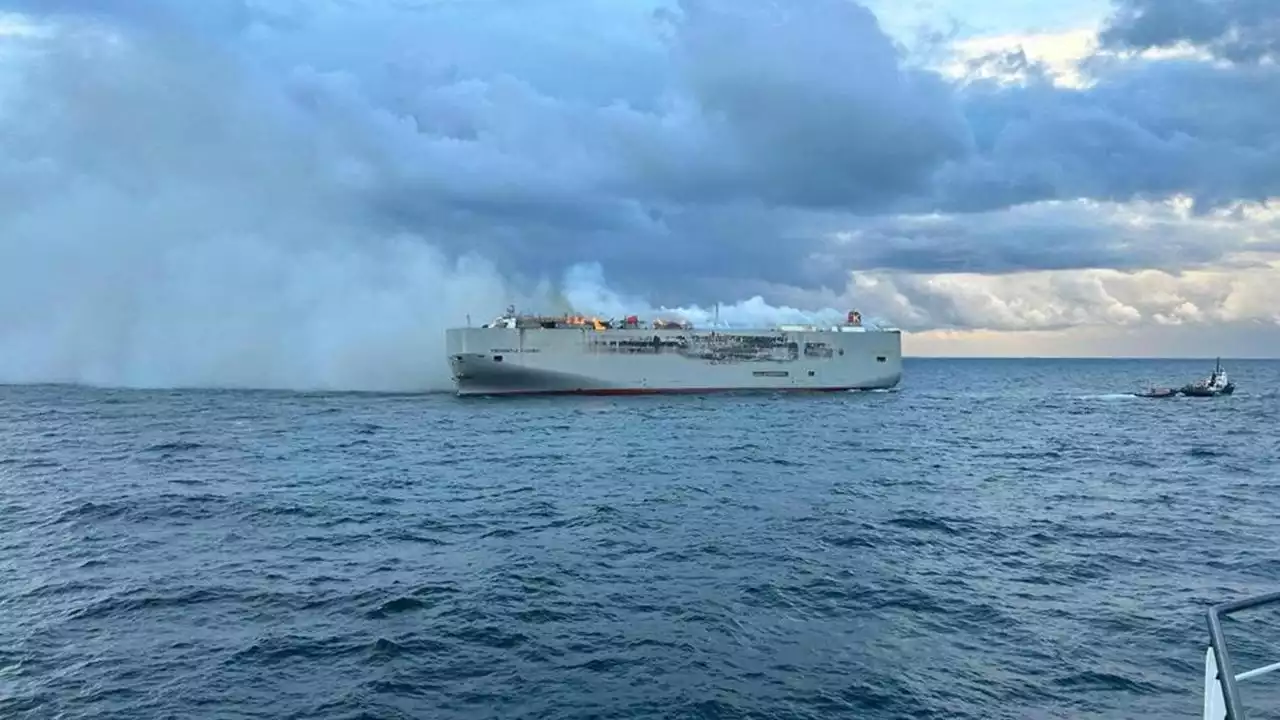 Frachter vor niederländischer Küste in Brand