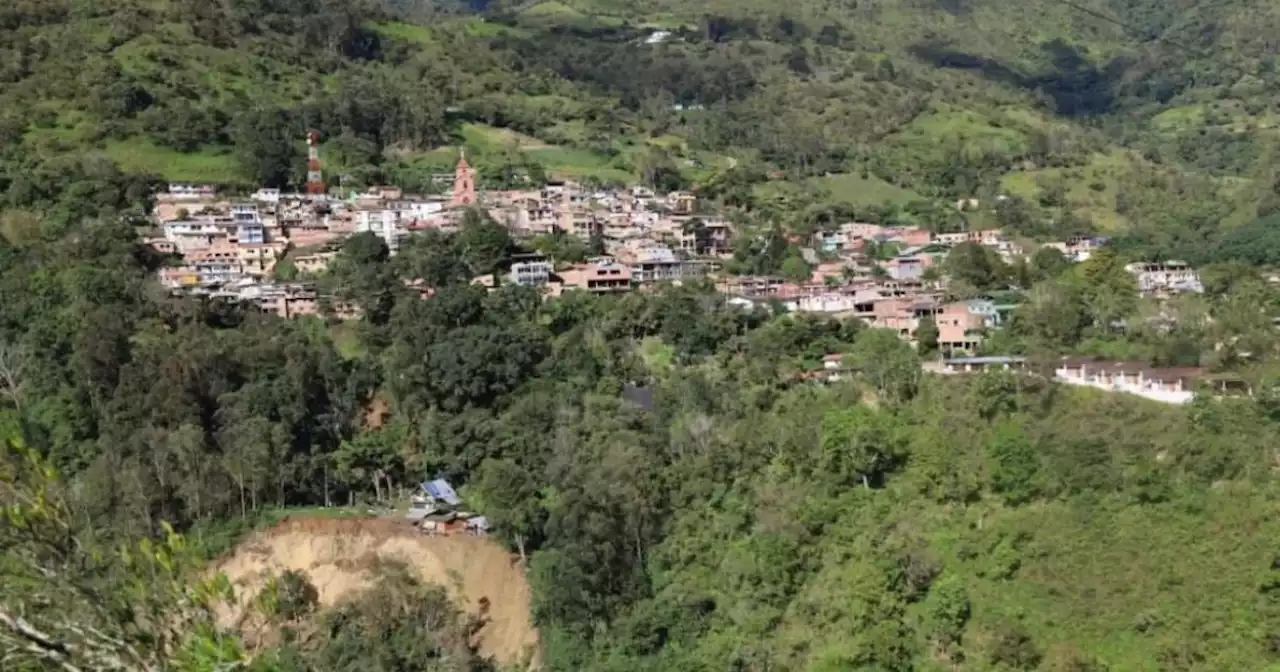 Quetame: impactante video muestra deslizamiento de tierra muy cerca al casco urbano