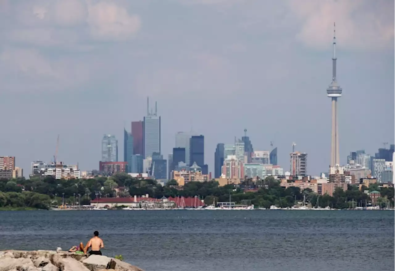 Temperature could feel like close to 40 in Toronto on Friday as heat wave continues