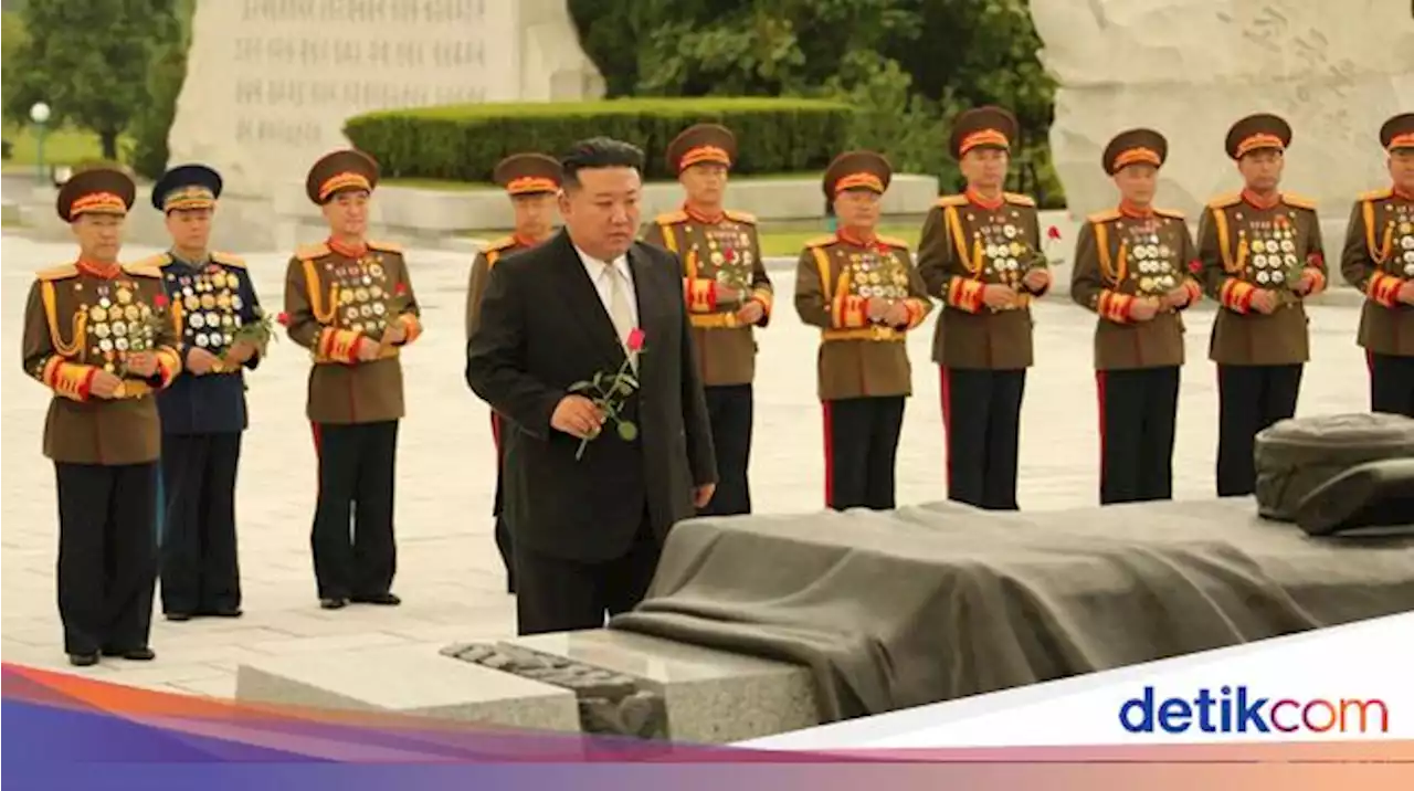 Momen Kim Jong Un Kunjungi Pemakaman Prajurit Perang Korea