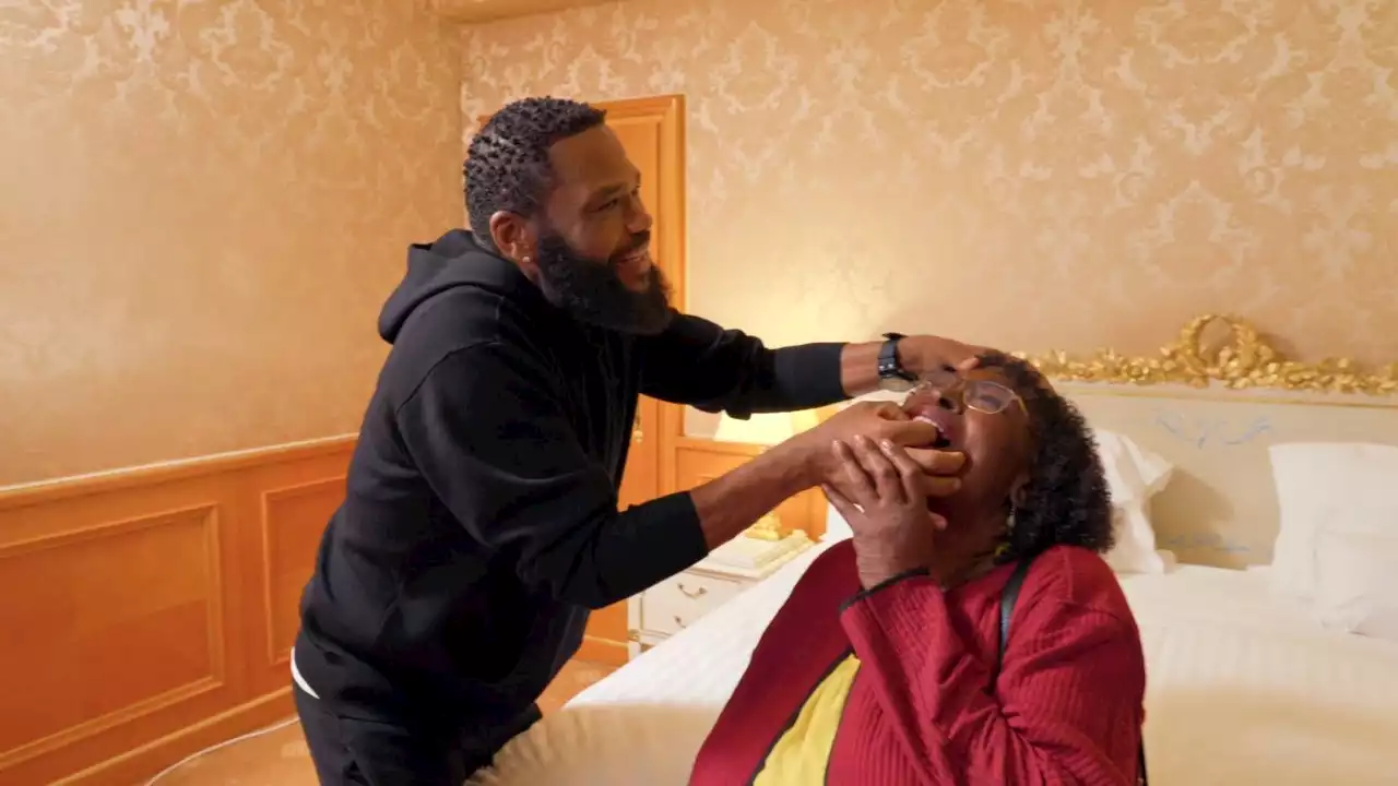 Anthony Anderson Yanks Out Mama Doris' Rotten Tooth -- Watch!